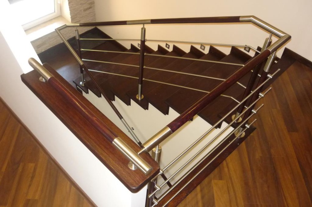 Balustrady schodowe ze stali nierdzewnej — M-stal Balustrady schodowe ze stali nierdzewnej z drewnianym pochwytem — wnętrze domu — realizacja M-stal